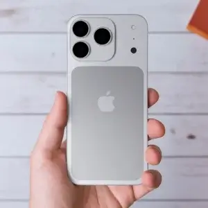 "iPhone 16 और iPhone 17 के आकार का तुलनात्मक दृश्य"